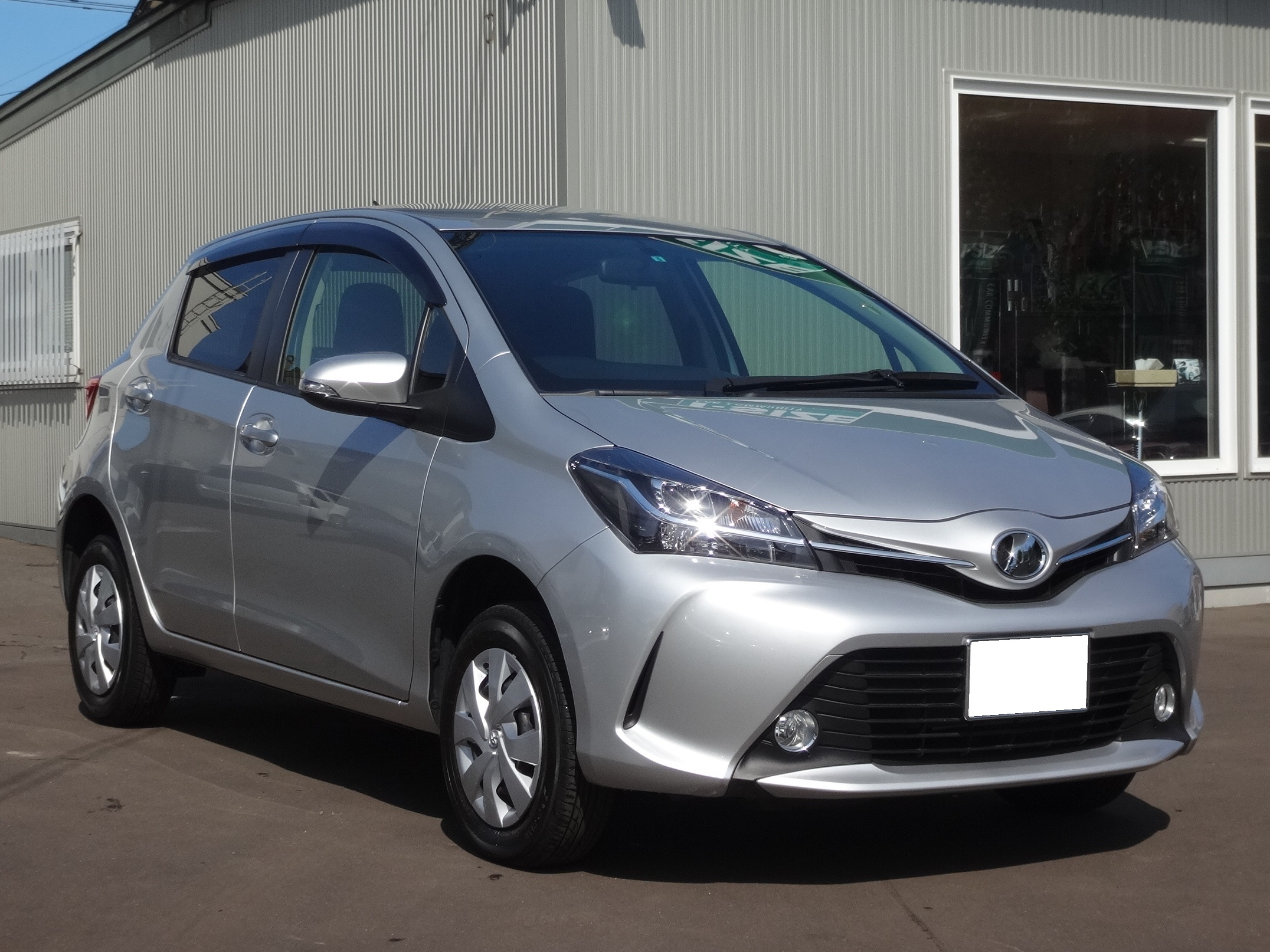 ヴィッツ(左側)NSP135 ヴィッツ型式：DBA-NSP135（トヨタ）のクルマカタログ｜中古車の